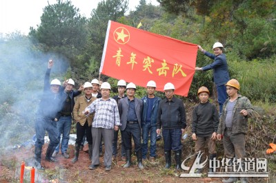 西南环铁路2标马家庄隧道贯通